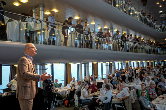 Forschung Nobelpreisträger-Schifffahrt 2019 Ulrich Steinbach, Amtschef im Ministerium für Wissenschaft, Forschung und Kunst, begrüßt die Gäste (Bild: © Staatsministerium Baden-Württemberg)
