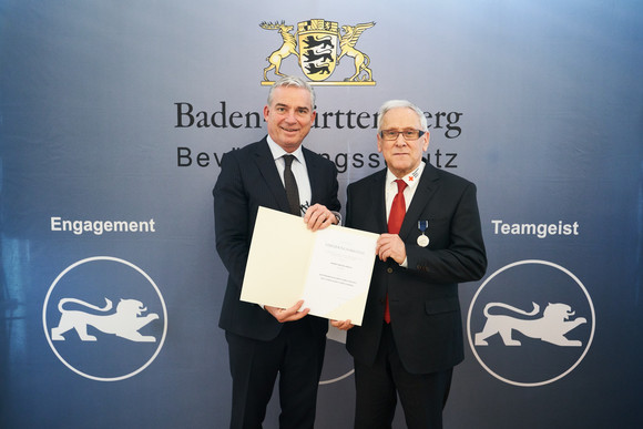 Minister Thomas Strobl verleiht in Stuttgart das neue Bevölkerungsschutz-Ehrenzeichen. Fotograf Steffen Schmid.