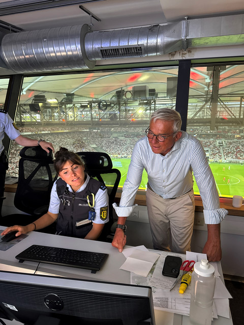 Sicherheit Stadionallianzen in Baden-Württemberg SuperCup 2025 in Stuttgart, Besuch der Einsatzkräfte