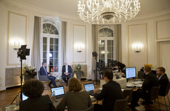 Dialog Online Sprechstunde mit Ministerpräsident Kretschmann Online-Bürgersprechstunde mit Ministerpräsident Kretschmann in der Villa Reitzenstein.