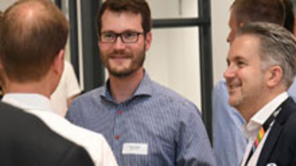 Mehrere Personen im Gespräch beim Finale des Elevator Pitchs 2016/2017 (Bild: CC BY-SA, Elevator-Pitch BW).