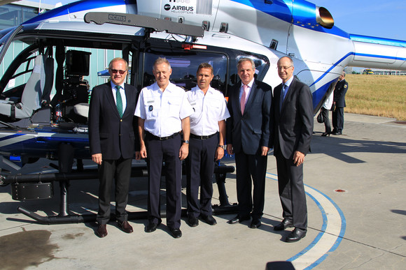 Stellvertretender Landespolizeipräsident Dietrich von Moser, Polizeipräsident Thomas Mürder, Michael Bantle, Leiter der Polizeihubschrauberstaffel, Innenminister Reinhold Gall und Dr. Wolfgang Schoder, Airbus Helicopters (von links)