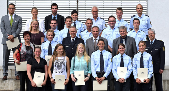 Die geehrten Polizeisportlerinnen und -sportler sowie in der zweiten Reihe (von rechts): Inspekteur der Polizei Detlef Werner, Dieter Schmidt-Volkmar, Präsident des Landessportverbandes Baden Württemberg, Innenminister Reinhold Gall und Polizeipräsident Thomas Mürder. Quelle: Polizei Baden-Württemberg