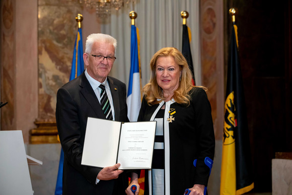 Auszeichnung Verdienstorden des Landes an 19 verdiente Persönlichkeiten Ministerpräsident Winfried Kretschmann (l.) und Ulrike Freund (r.)