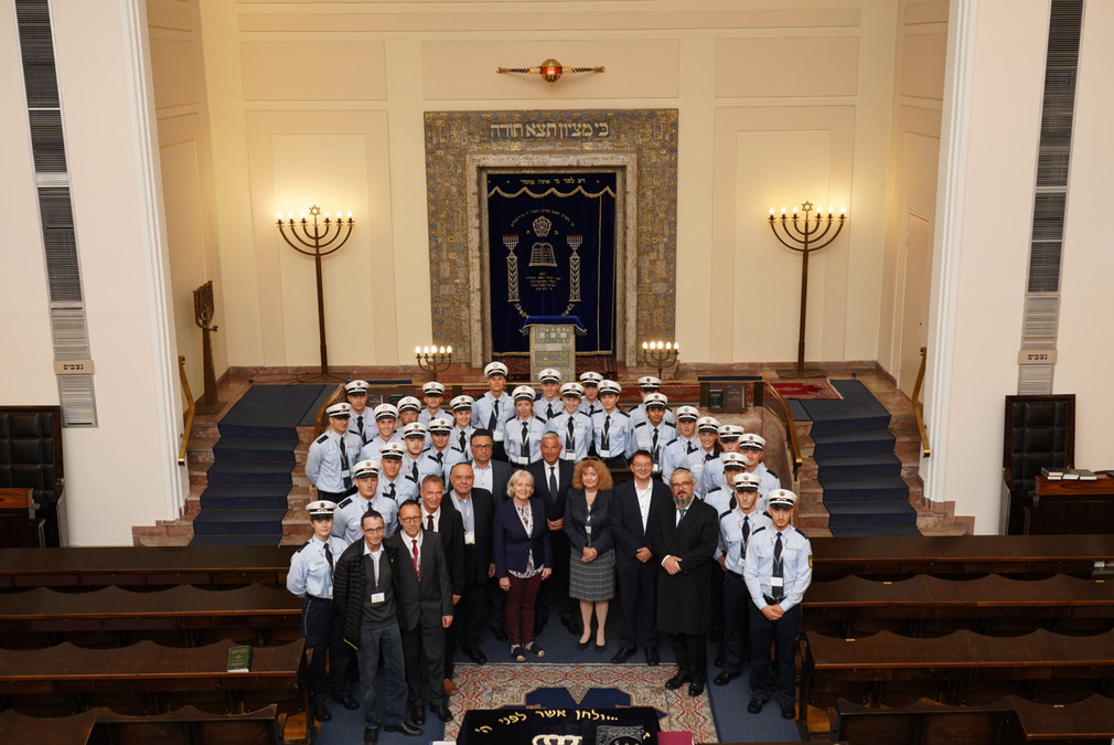 Gruppenbild in der Synagoge.