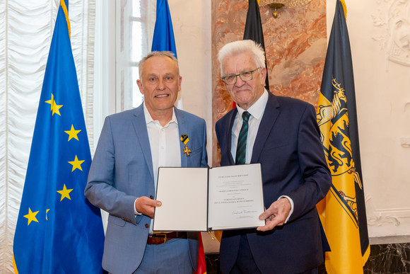 Auszeichnung Verdienstorden des Landes an 23 verdiente Persönlichkeiten Ministerpräsident Winfried Kretschmann (rechts) und Christian Streich (links)