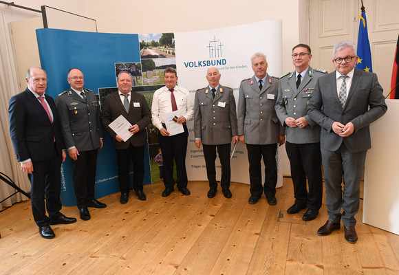 Kriegsgräber Symbolische Scheckübergabe an den Volksbund Deutsche Kriegsgräberfürsorge e.V. Symbolische Scheckübergabe an den Volksbund Deutsche Kriegsgräberfürsorge e.V.