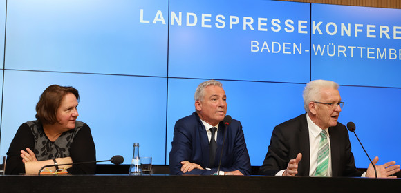 Gesellschaft Impulsprogramm für gesellschaftlichen Zusammenhalt v.l.n.r.: Staatsministerin Theresa Schopper, Innenminister Thomas Strobl und Ministerpräsident Winfried Kretschmann (Bild: Staatsministerium Baden-Württemberg)