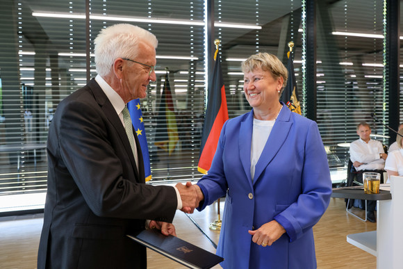 Präsidentschaft Amtswechsel beim Landesrechnungshof Ministerpräsident Winfried Kretschmann (links) und Dr. Cornelia Ruppert (rechts)