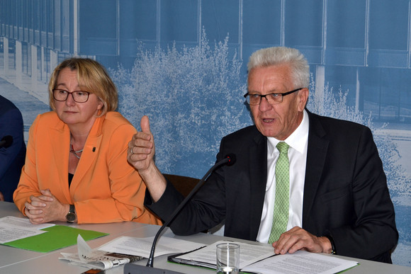 Pressekonferenz Bericht zur Exzellenzinitiative Ministerpräsident Winfried Kretschmann (r.) und Wissenschaftsministerin Theresia Bauer (l.)