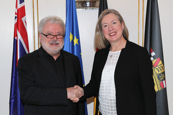 Staatsminister Klaus-Peter Murawski (l.) und die australische Botschafterin Lynette Wood (r.)
