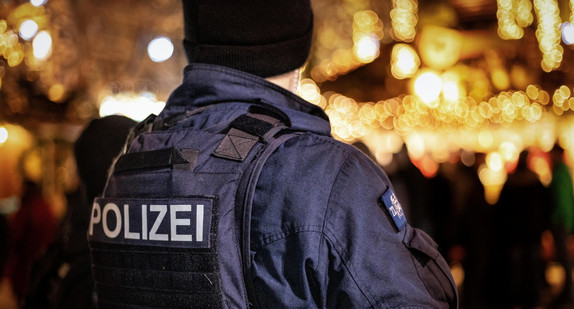 Polizei Kontrolle Weihnachtsmarkt