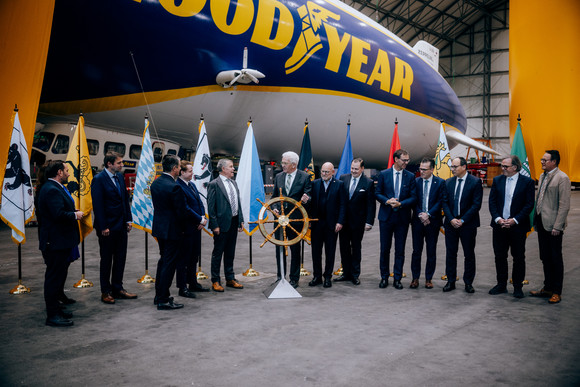 Symbolische Steuerradübergabe im Zeppelin-Hangar Friedrichshafen