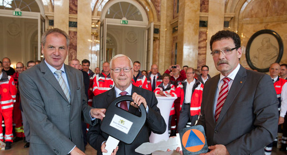 Innenminister Reinhold Gall, Dr. Lorenz Menz, Präsident des DRK-Landesverbandes Baden-Württemberg, Christoph Unger, Präsident des Bundesamtes für Bevölkerungsschutz und Katastrophenhilfe (von links)