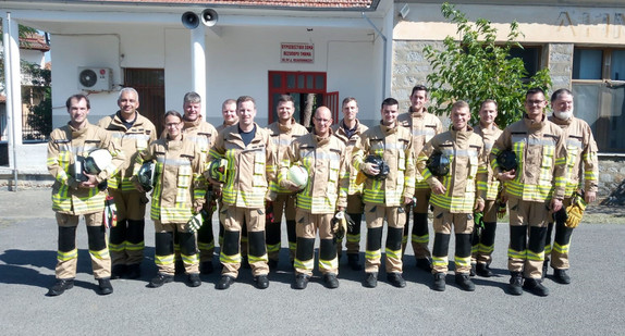 Gruppe der Feuerwehrleute, die am Politprojekt Waldbrandbekämpfung teilnehmen 
