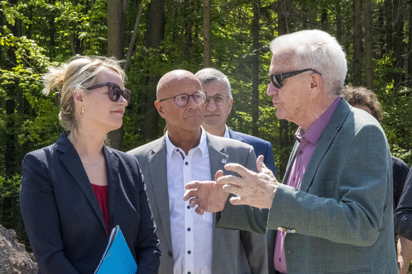 Erneuerbare Energien Kretschmann besucht künftigen Windpark Sulzbach-Laufen Ministerpräsident Winfried Kretschmann (rechts) im Gespräch mit Landrat Gerhard Bauer (Mitte) und Umweltministerin Thekla Walker (links).
