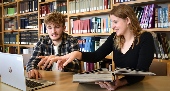 Studenten in Bibliothek