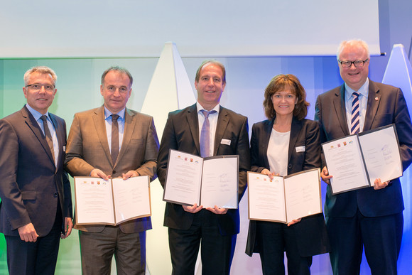 von links: Landrat Stefan Dallinger (Vorstandsmitglied ZMRN e.V.), Stefan Krebs (Ministerialdirektor, CIO des Landes BW), Randolf Stich (Staatssekretär, CIO des Landes Rheinland-Pfalz), Dr. Eva Lohse (OB Stadt Ludwigshafen und Verbandsvorsitzende des Verbandes Region Rhein-Neckar) sowie Finanzminister Dr. Thomas Schäfer (CIO des Landes Hessen). Quelle: Metropolregion Rhein-Neckar/Schwerdt