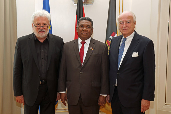 v.l.n.r.: Staatsminister Klaus-Peter Murawski, der Botschafter von Sri Lanka, Karunasena Hettiarachchi, und Norbert H. Quack, Honorarkonsul von Sri Lanka