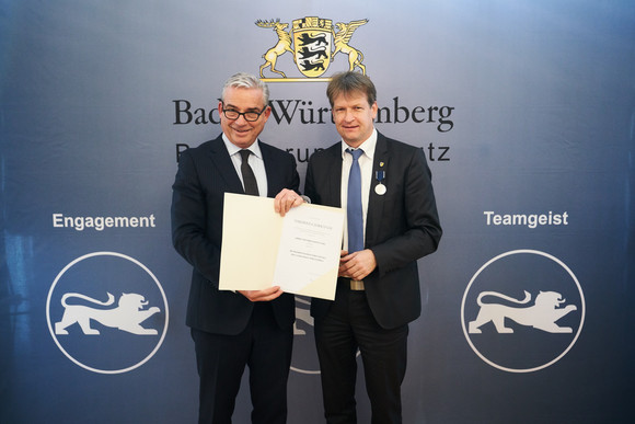 Minister Thomas Strobl verleiht in Stuttgart das neue Bevölkerungsschutz-Ehrenzeichen. Fotograf Steffen Schmid.