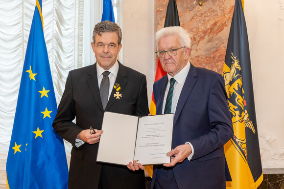 Auszeichnung Verdienstorden des Landes an 23 verdiente Persönlichkeiten Ministerpräsident Winfried Kretschmann (rechts) und Prof. Dr. med. Dr. h.c. Uwe Spetzger (links)