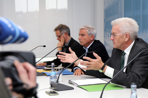 Pressekonferenz Neue Eckpunkte für Unwetterhilfen vorgestellt v.l.n.r.: Regierungssprecher Rudi Hoogvliet, Innenminister Thomas Strobl und Ministerpräsident Winfried Kretschmann