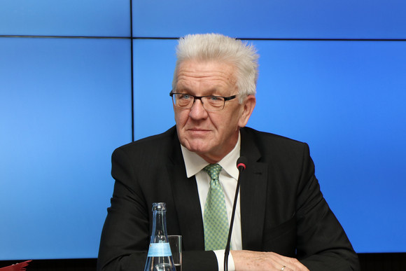 Pressekonferenz Landesregierung stärkt wohnortnahe Pflegestrukturen Ministerpräsident Winfried Kretschmann bei der Regierungspressekonferenz