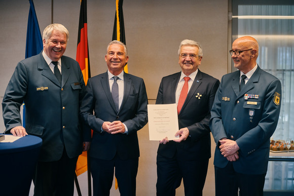 THW Ehrenzeichen in Gold für Professor Hermann Schröder. Fotograf Steffen Schmid
