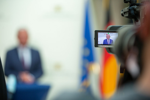 Pressekonferenz mit dem Innenminister des Bundes Horst Seehofer im Stuttgarter Innenministerium mit dem Innenminister des Landes von Baden-Württemberg Thomas Strobl zu den Ausschreitungen in der Stuttgarter Innenstadt.