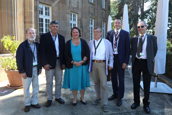 Gespräch Schopper empfängt Daoud Nassar Staatssekretärin Theresa Schopper (3.v.l.) mit Daoud Nassar (2.v.l.) und den Vorstandsmitgliedern des Vereins „Bildung und Begegnung Palästina e. V.“ (Foto: Staatsministerium Baden-Württemberg)