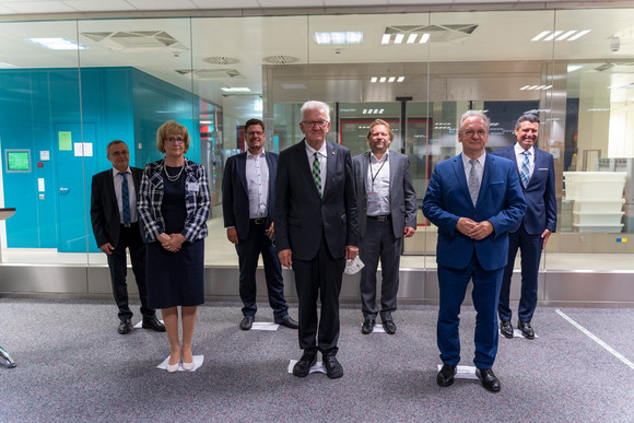 Reise Kretschmann besucht Sachsen-Anhalt v.l.n.r.: Finanzbürgermeisterin Sabrina Nußbeck, Ministerpräsident Winfried Kretschmann und Reiner Haseloff, Ministerpräsident von Sachsen Anhalt, bei der Firma IDT Biologika in Dessau-Roßlau (Bild: Staatsministerium Baden-Württemberg)