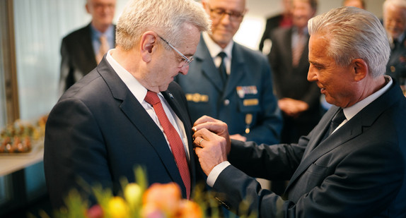 THW Ehrenzeichen in Gold für Professor Hermann Schröder. Fotograf Steffen Schmid