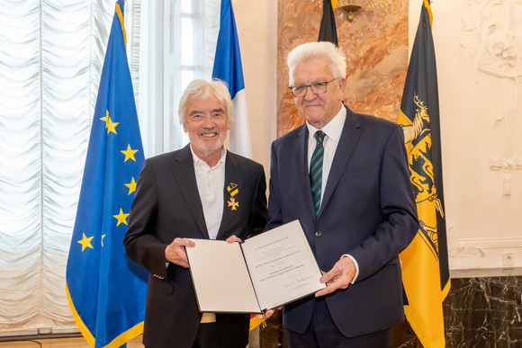Auszeichnung Verdienstorden des Landes an 23 verdiente Persönlichkeiten Ministerpräsident Winfried Kretschmann (rechts) und Prof. Dr. Ulrich Goll (links)