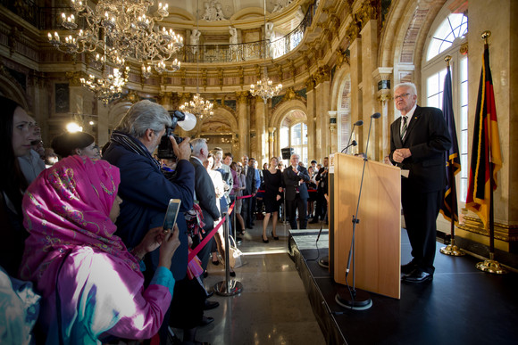 ANTRITTSBESUCH Bundespräsident Steinmeier in Baden-Württemberg Stuttgart, Neues Schloss: Ministerpräsident Winfried Kretschmann (r.)