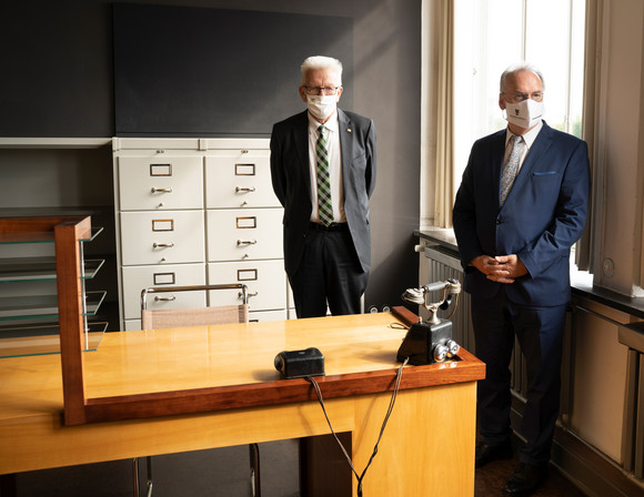 Reise Kretschmann besucht Sachsen-Anhalt Ministerpräsident Winfried Kretschmann (l.) mit Reiner Haselhoff (r.), Ministerpräsident von Sachsen-Anhalt, im im einstigen Direktorenzimmer des Bauhauses vor dem Schreibtisch von Walter Gropius (Bild: Staatsministerium Baden-Württemberg)