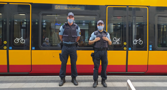 Polizei mit Maske