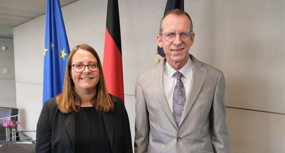 Vertrauensanwältin Melanie Freiin von Neubeck (l.) und Ministerialdirektor Reiner Moser (r.)