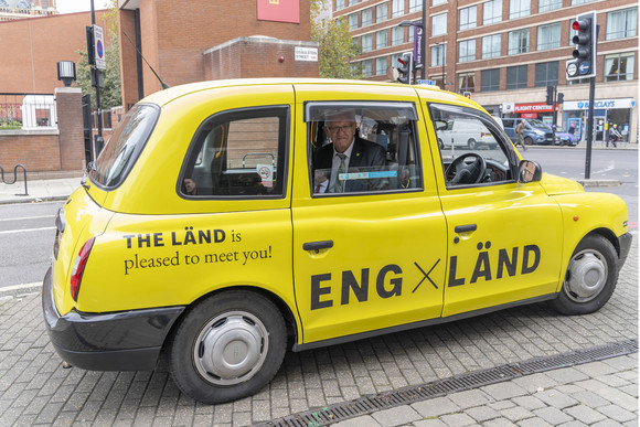 Auslandsreise Delegationsreise nach Schottland und England Ministerpräsident Winfried Kretschmann in einem Londoner Taxi im Design der neuen „THE LÄND“-Kampagne
