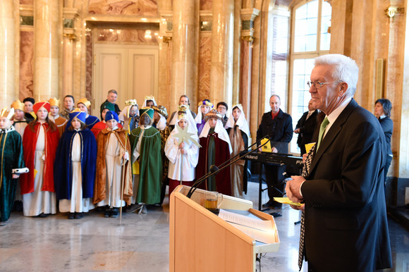 Hilfsaktion Kretschmann empfängt Sternsinger Ministerpräsident Winfried Kretschmann (r.) bei seiner Ansprache vor den Sternsingergruppen