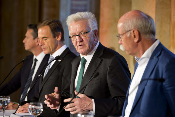 MOBILITÄT Strategiedialog Automobilwirtschaft v.l.n.r.: Lutz Meschke, Dr. Volkmar Denner, Ministerpräsident Winfried Kretschmann und Dr. Dieter Zetsche bei der Pressekonferenz
