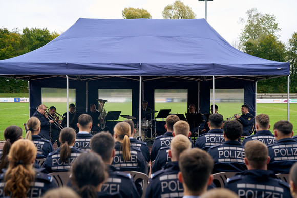 Polizeianwärterinnen und Polizeianwäter bei der Vereidigungsfeier