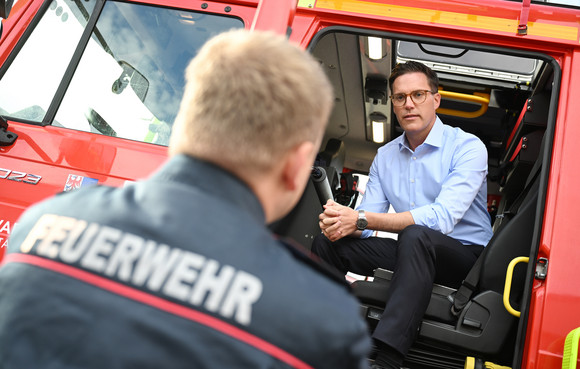 Übergabe neue Tanklöschfahrzeuge Waldbrand für Feuerwehren