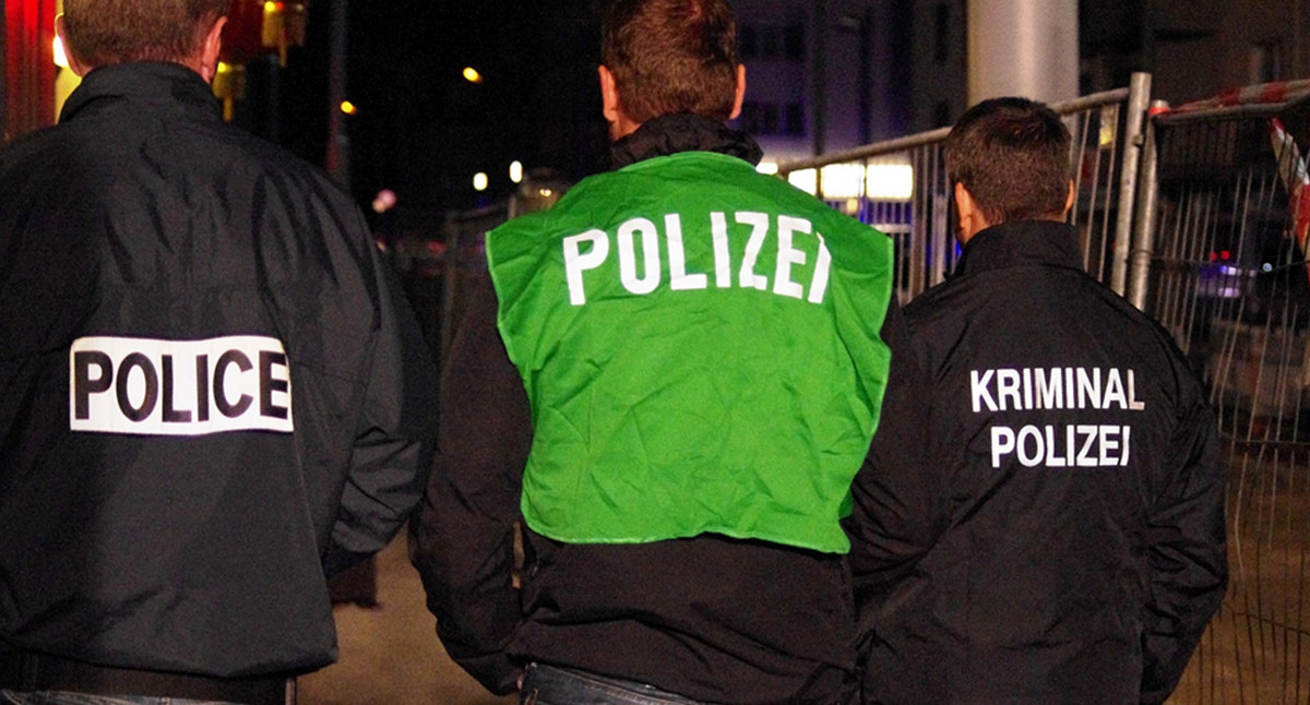 Deutsche, schweizerische und französische Polizeibeamte bei einer Razzia. Quelle: Polizei Freiburg