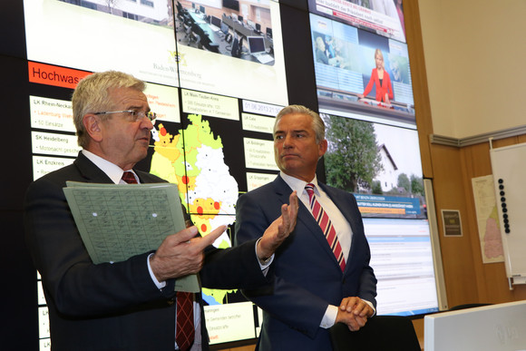 Minister Thomas Strobl und der Abteilungsleiter Bevölkerungsschutz und Krisenmanagement Hermann Schröder im Führungsstabsraum des Katastrophenschutzes. 