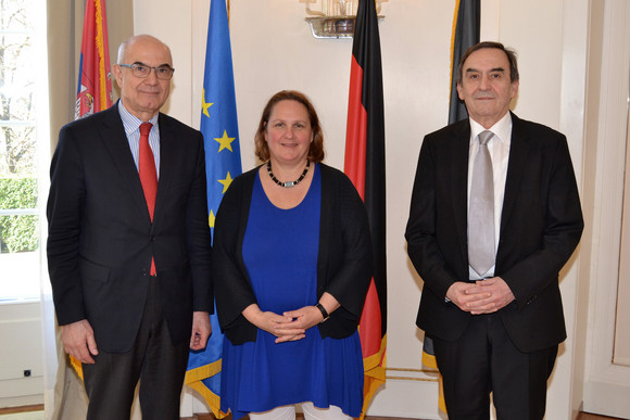 Antrittsbesuch Schopper empfängt serbischen Botschafter v.l.n.r.: Der serbische Botschafter Dušan Crnogorčević, Staatssekretärin Theresa Schopper und der serbische Generalkonsul Božidar Vučurovićzu