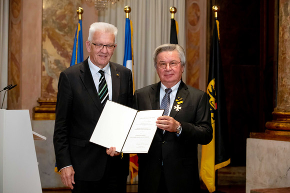Auszeichnung Verdienstorden des Landes an 19 verdiente Persönlichkeiten Ministerpräsident Winfried Kretschmann (l.) und Prof. E. h. Senator E. h. Klaus Fischer (r.)