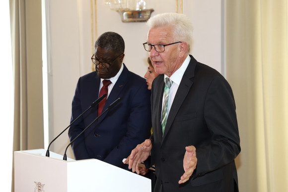 Gespräch Kretschmann trifft Friedensnobelpreisträger Mukwege Ministerpräsident Winfried Kretschmann (r.) und Friedensnobelpreisträger Dr. Denis Mukwege (l.) mit Dolmetscherin (M.) (Bild: Staatsministerium Baden-Württemberg)