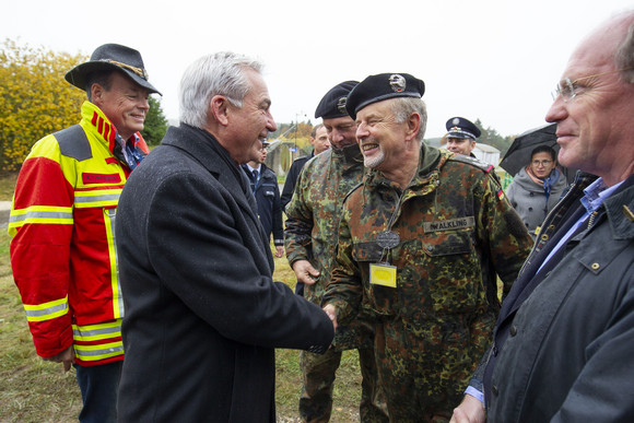 Innenminister Thomas Strobl wird auf dem Truppenübungsplatz in Stetten a.k.M. begrüßt.