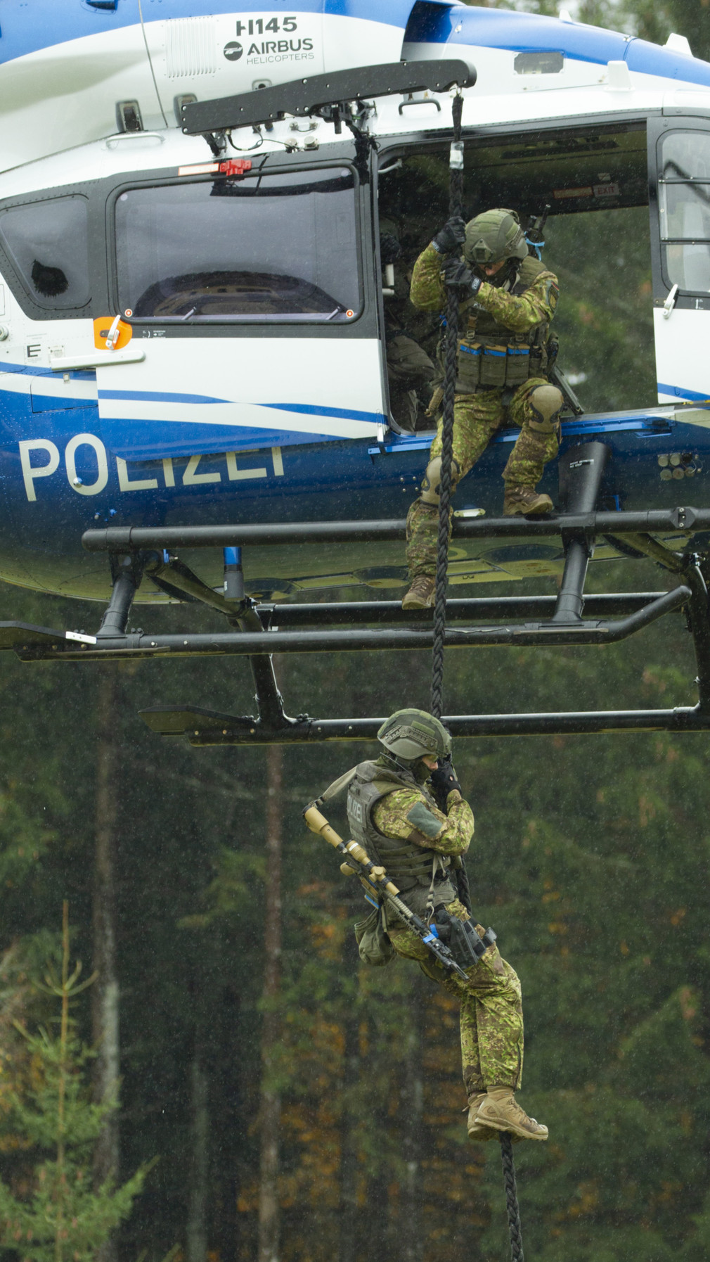 SEK-Kräfte kommen am Einsatzort per Hubschrauber an.