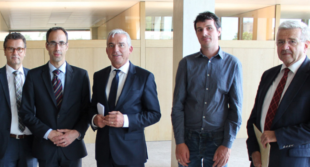 Landwirtschaftsminister Peter Hauk, Frank Harsch, Bürgermeister der Gemeinde Braunsbach, Thomas Strobl, stellvertretender Ministerpräsident und Innenminister, Christoph Roll, Kämmerer der Gemeinde Braunsbach, Hermann Schröder, Abteilungsleiter Bevölkerungsschutz und Krisenmanagement im Innenministerium (von links nach rechts)